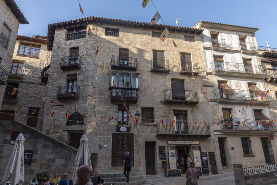 Teruel - Valderrobres 15 - plaza de España.jpg